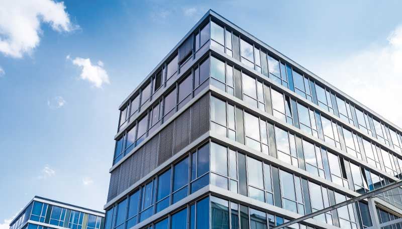 Mehrgeschossiges Bürogebäude mit Fensterfassade
