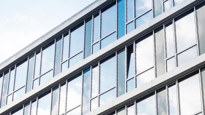 Moderne Gebäudefassade mit Fensterbändern